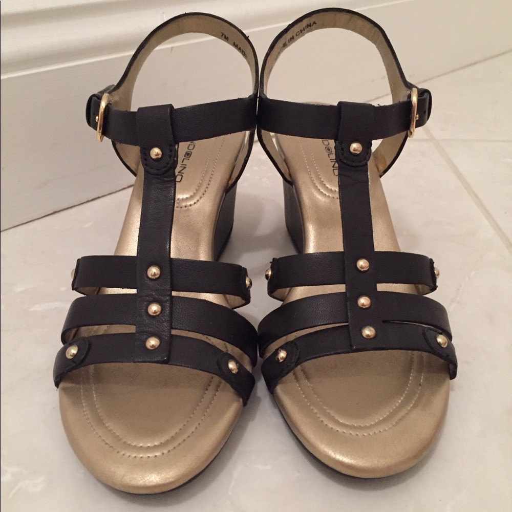NWOT Bandolino Black and Gold Wedges